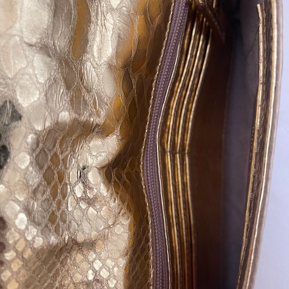 Michael Kors Gold Hand Bag
Magnetic Snap
Detachable Strap - Picture 14 of 14